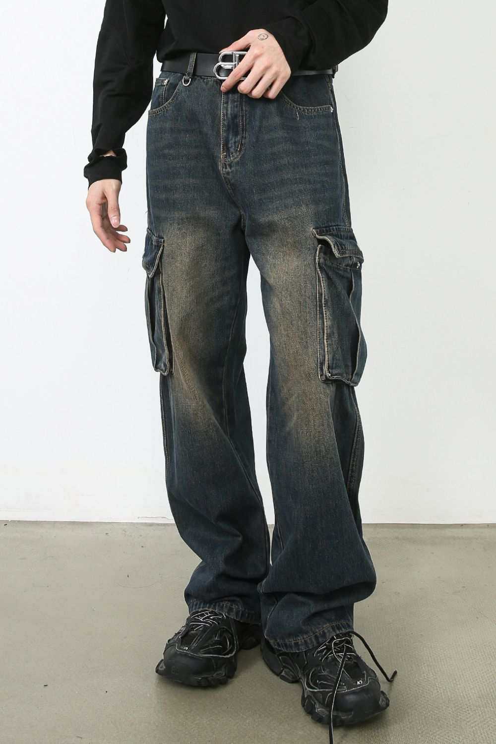 Men's baggy jeans with cargo pockets in dark denim, featuring a pocketed design and straight leg fit.