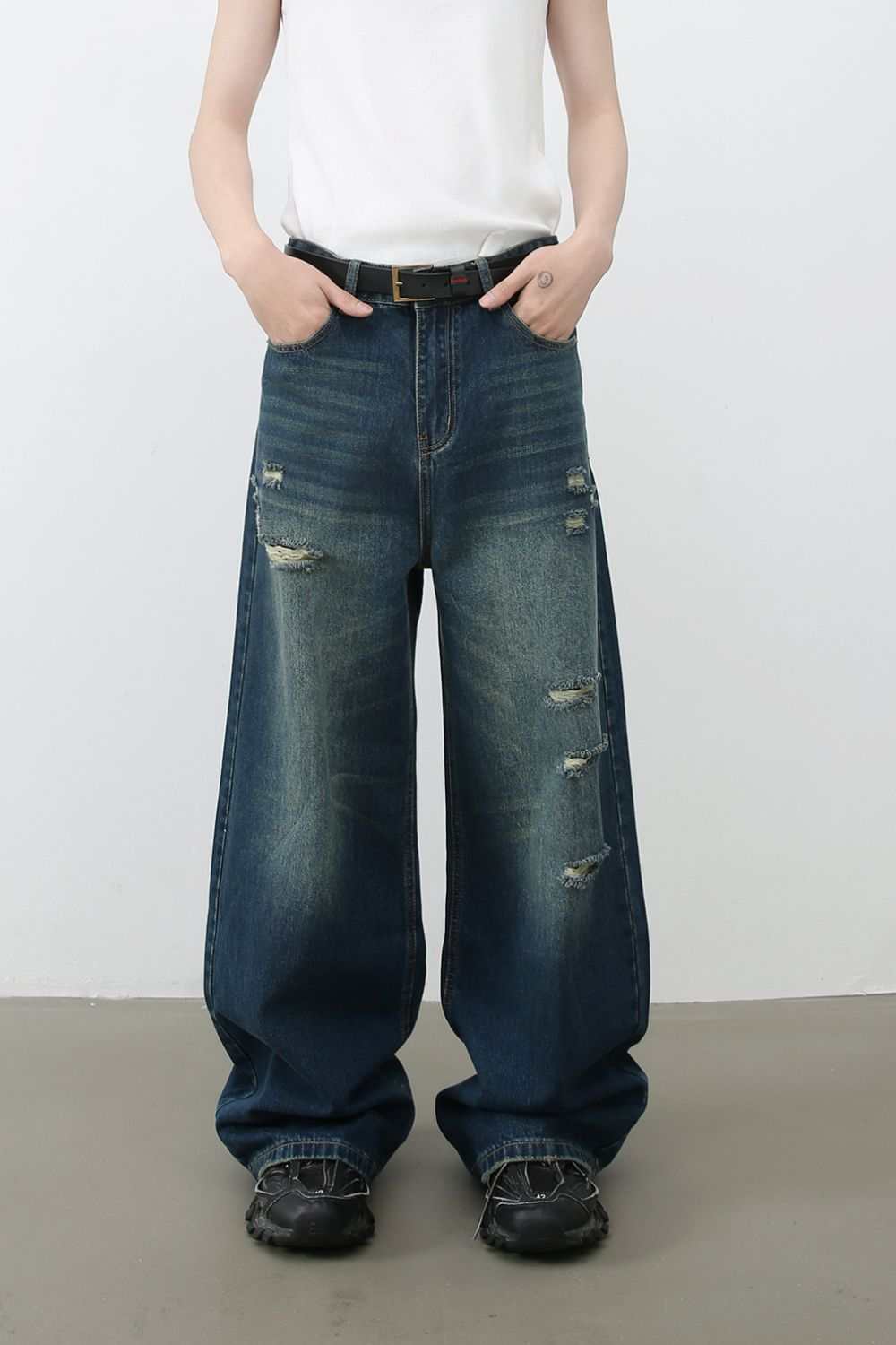 Men's distressed wide leg jeans with basic style and cat's whisker, no stretch.