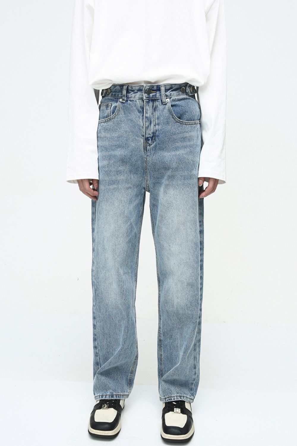 Men's washed straight-leg jeans in blue, classic silhouette, no stretch.