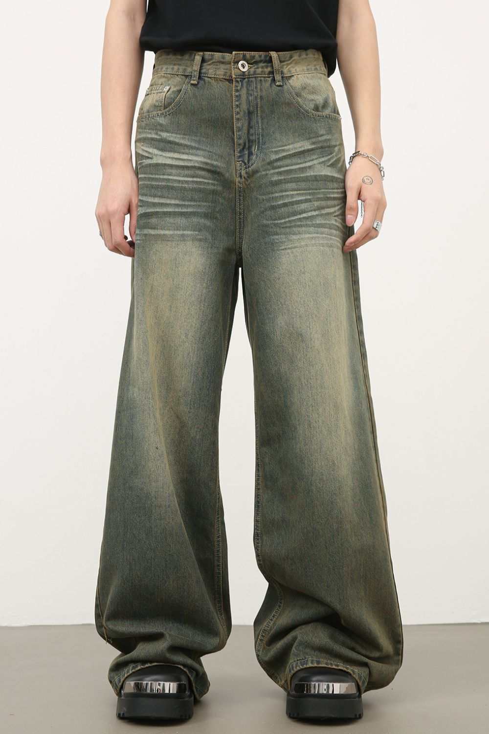 Men's wide leg jeans with pockets, washed finish, no stretch, cotton blend.