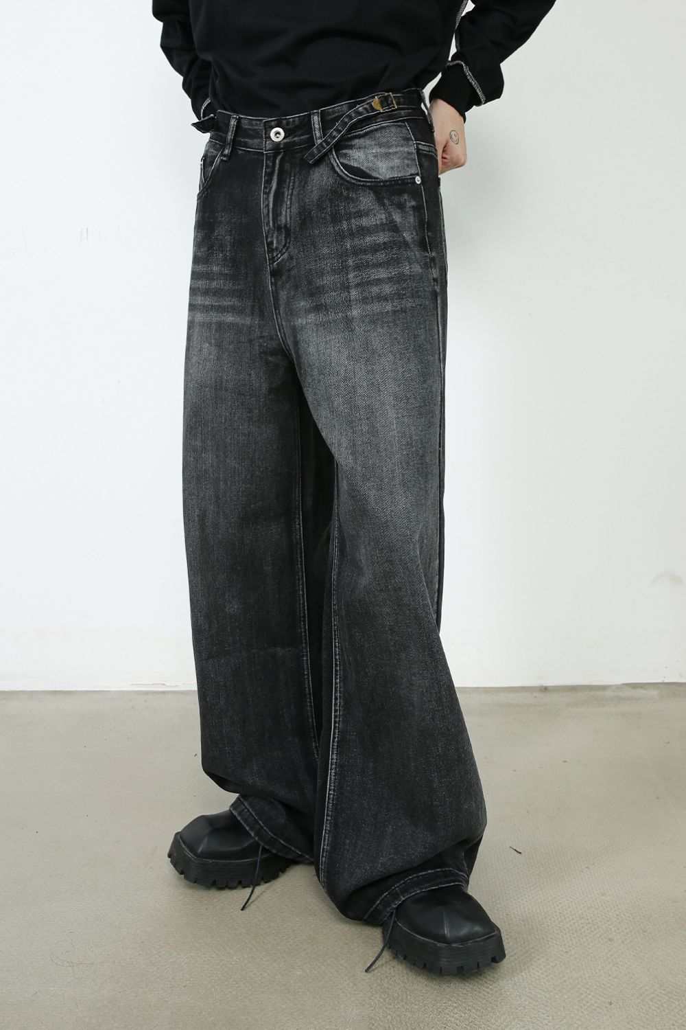 Men's wide leg jeans with pockets in black, no stretch, cotton-polyester blend.