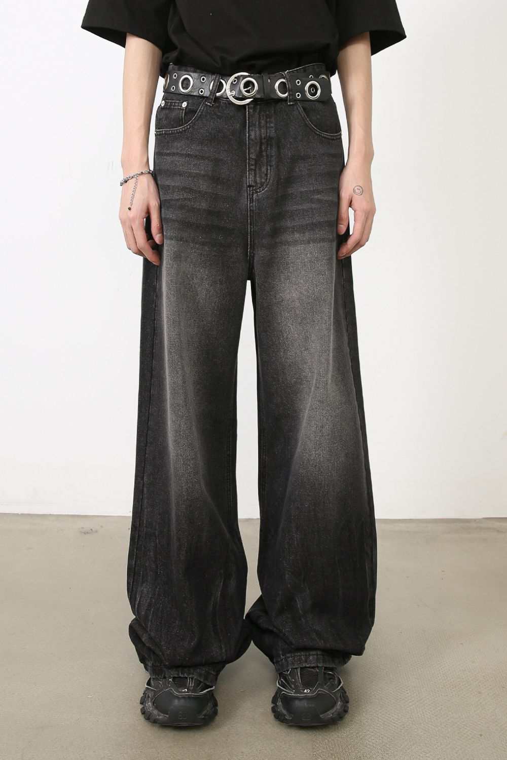 Men's wide leg jeans with pockets, black, cotton blend.