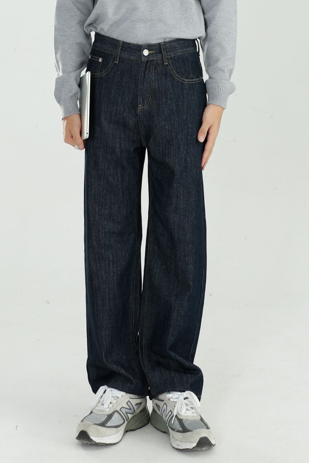 Mid rise jeans with pockets, basic style, no stretch, cotton blend.