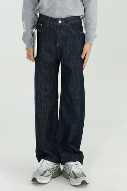 Mid rise jeans with pockets, basic style, no stretch, cotton blend.