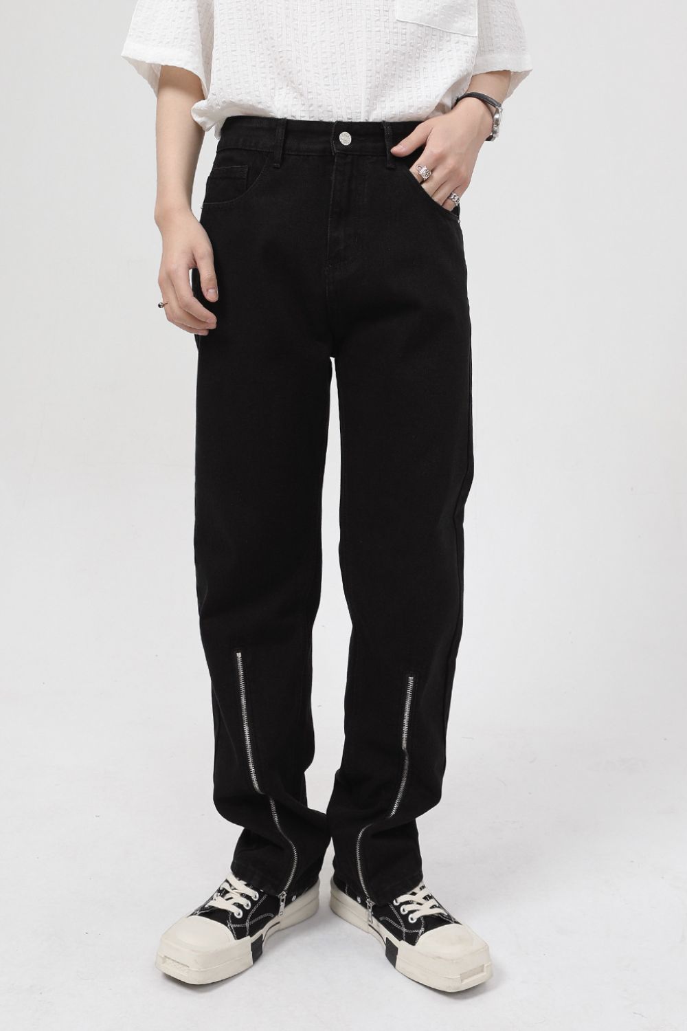Pocketed jeans with zippers, basic style, 85% cotton, no stretch.