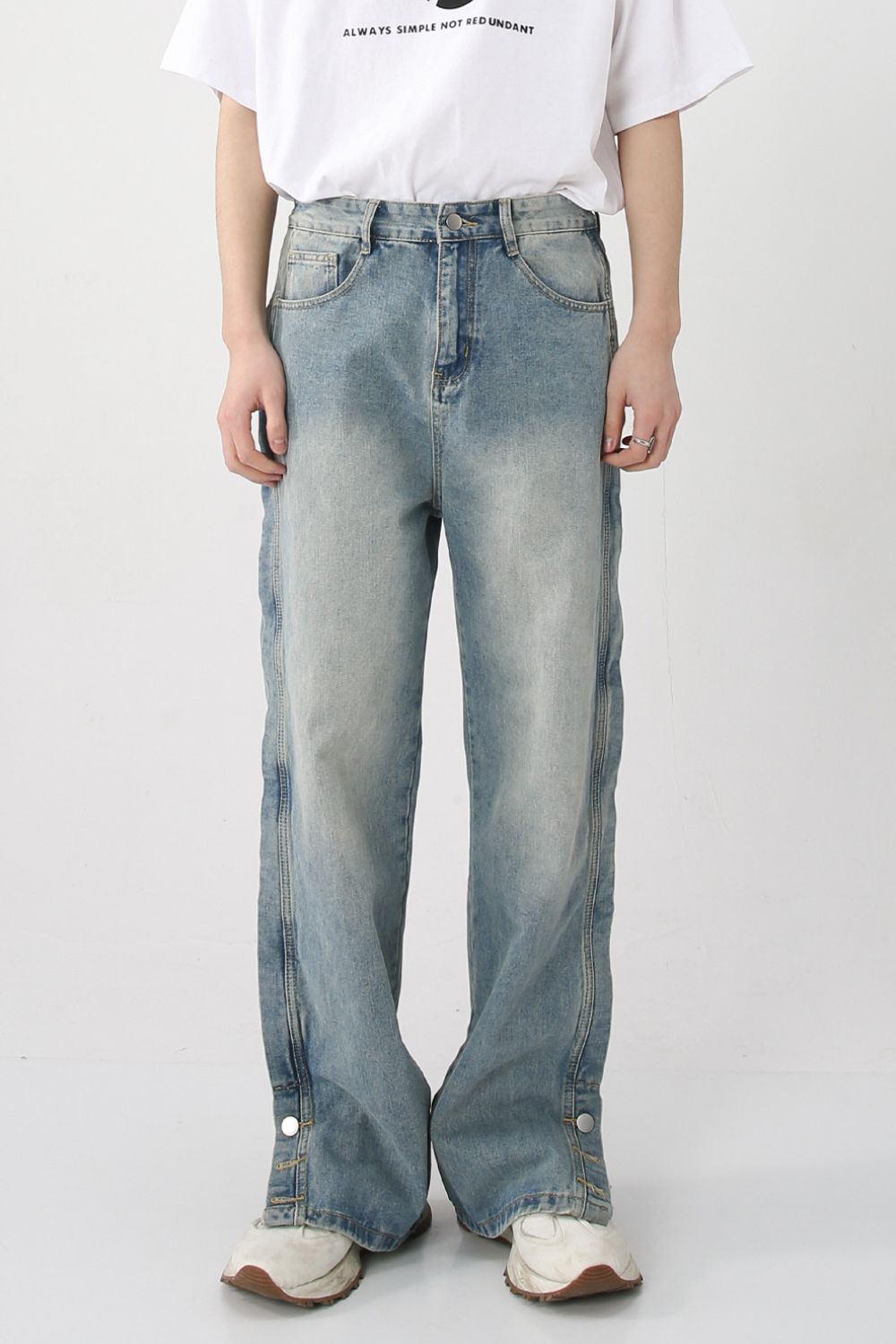 Side slit baggy jeans with pockets in light denim, featuring a basic style without stretch.