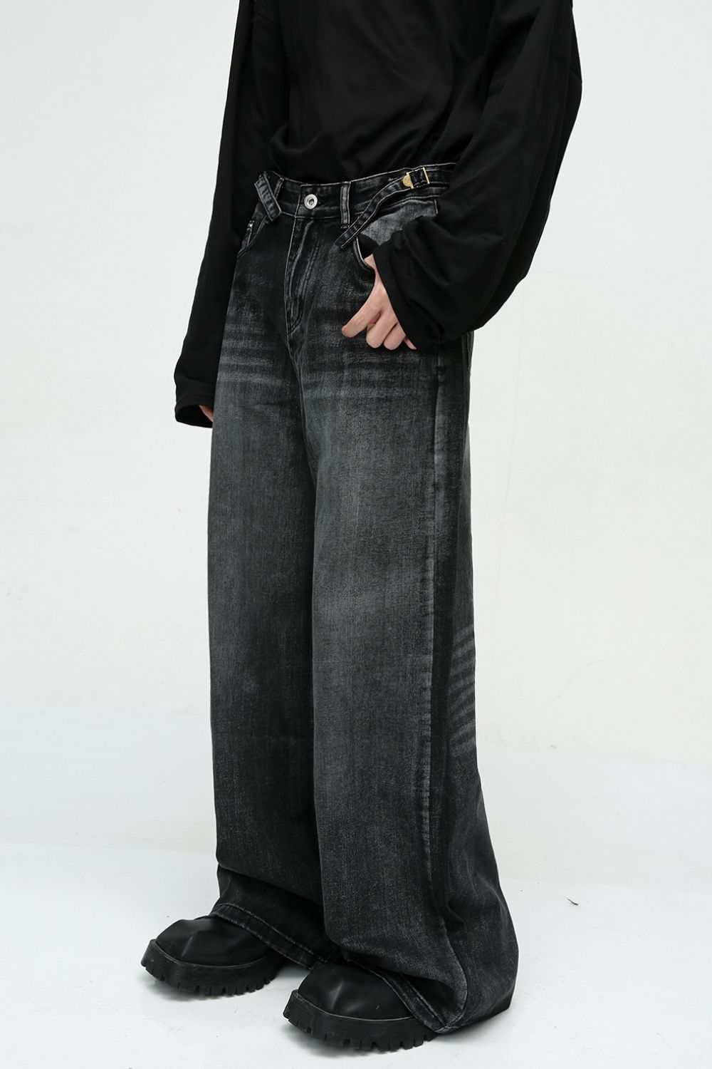 Wide leg jeans with pockets, black basic style, no stretch.
