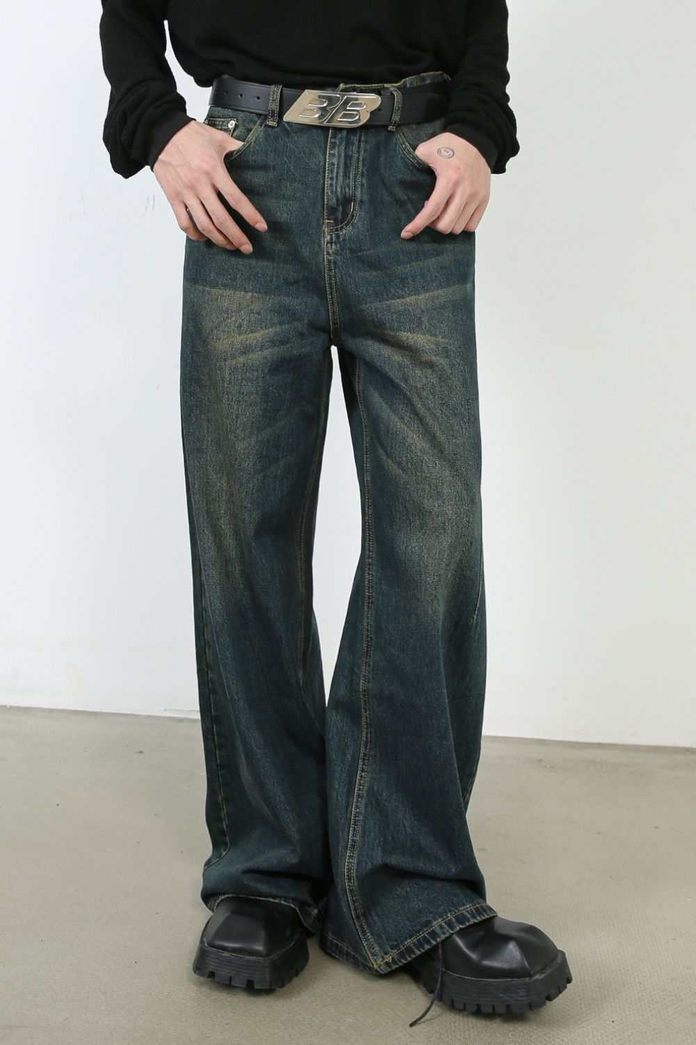 Men's loose fit jeans in denim, basic style, no stretch, cotton blend.