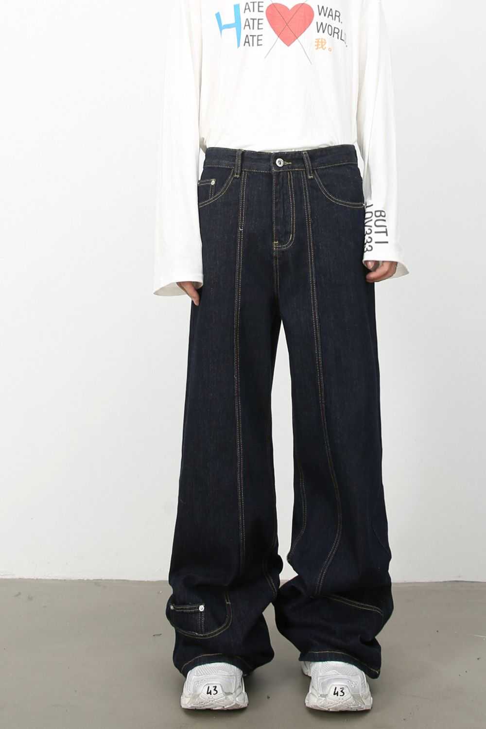 Men's mid-rise baggy jeans in dark denim fabric, featuring a basic pocketed style.