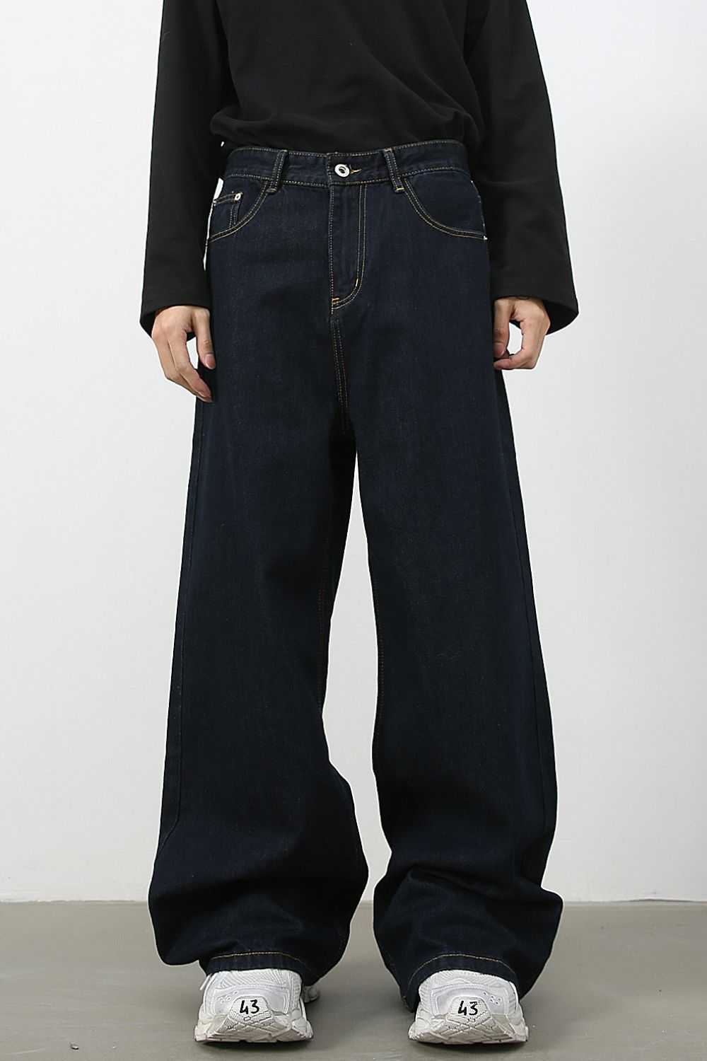 Men's wide leg jeans with pockets, no stretch, basic style, in dark denim.