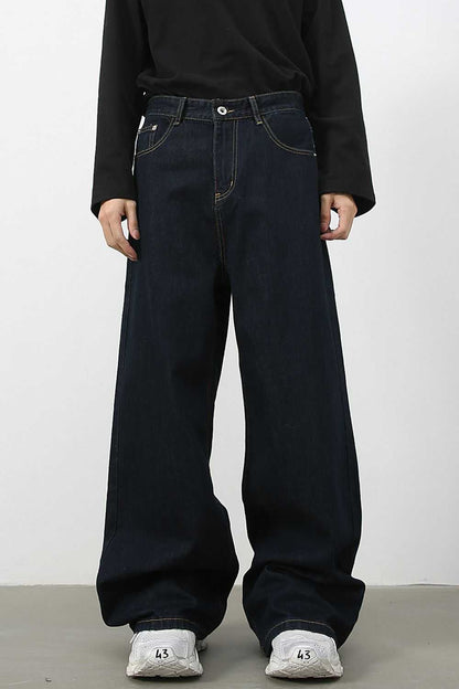 Men's wide leg jeans with pockets, no stretch, basic style, in dark denim.