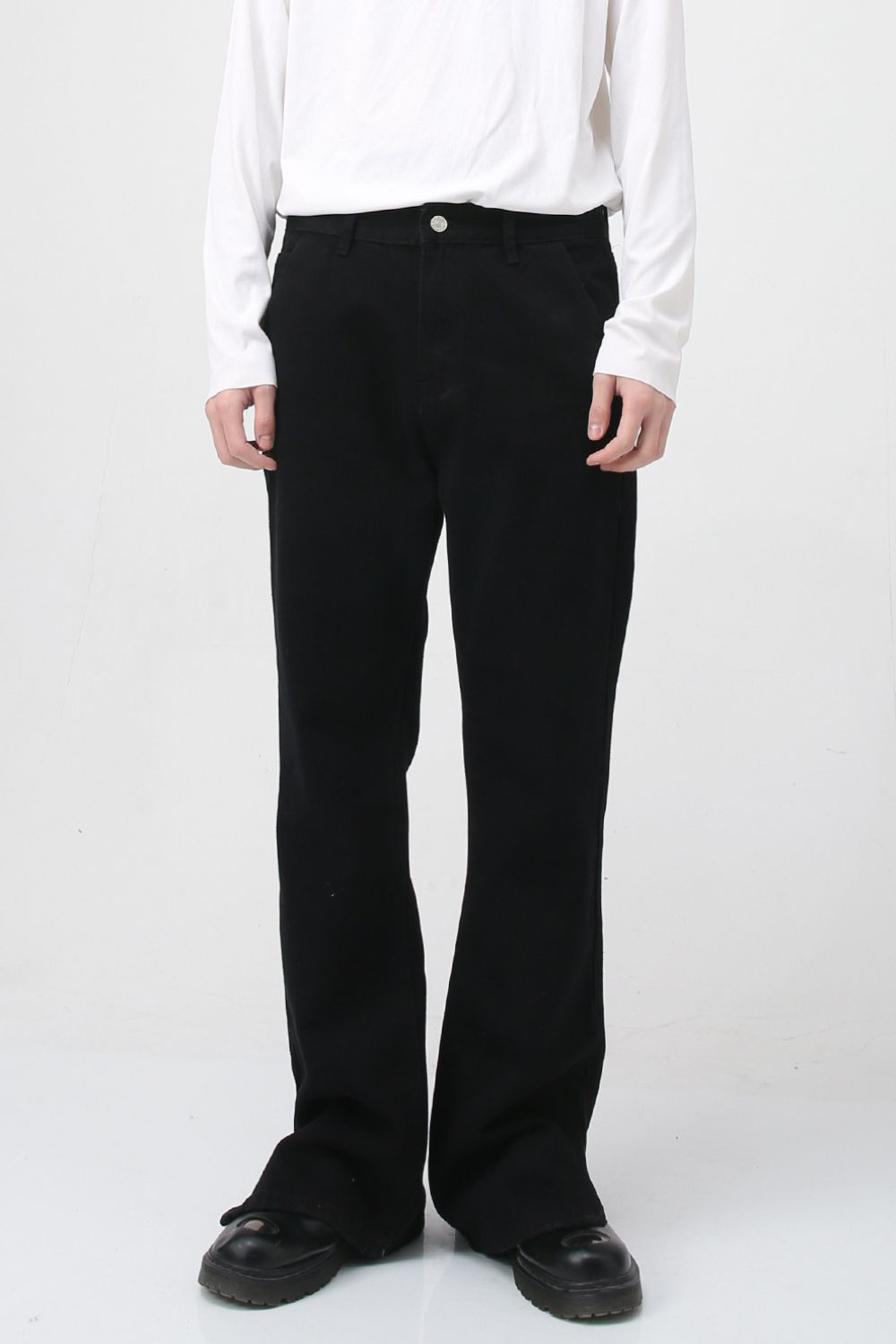 Mid rise black jeans with pockets, basic style, no stretch, made of 75% cotton and 25% viscose.