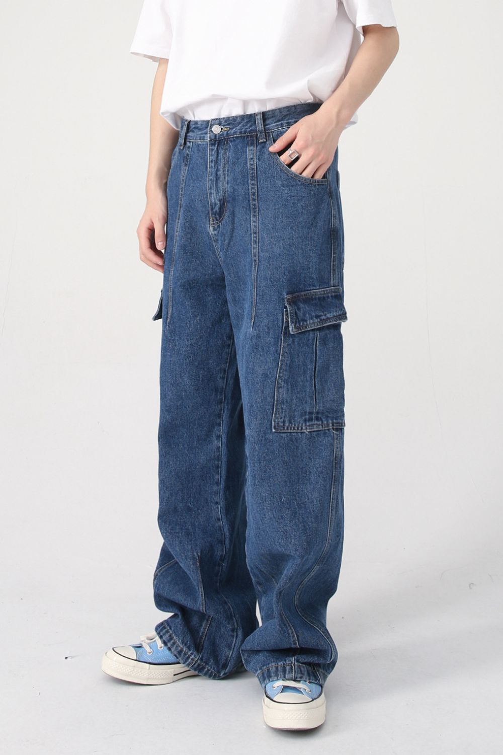 Wide leg jeans with pockets, basic style, no stretch, blue denim.