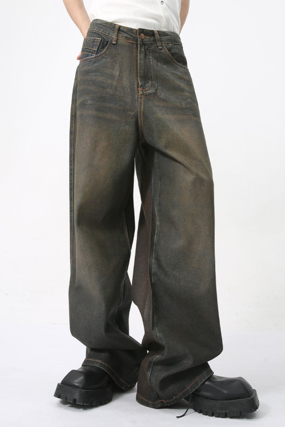 Wide leg men's jeans with pockets, made of cotton and polyester, no stretch, basic style.