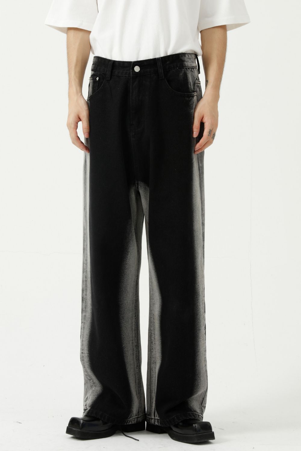 Side contrast jeans with pockets and no stretch for a stylish look.