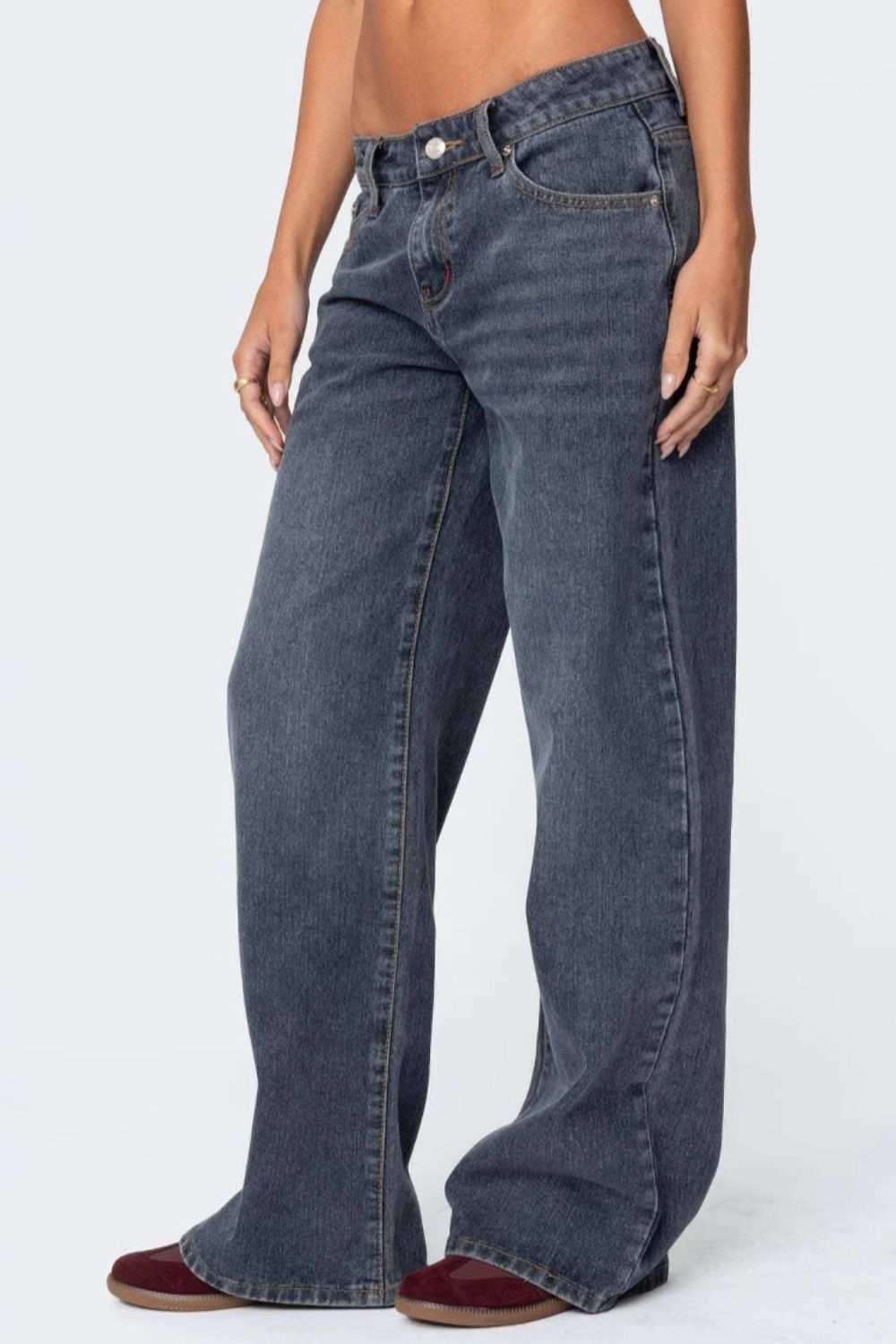 Wide leg jeans with pockets in dark denim, buttoned, no stretch.
