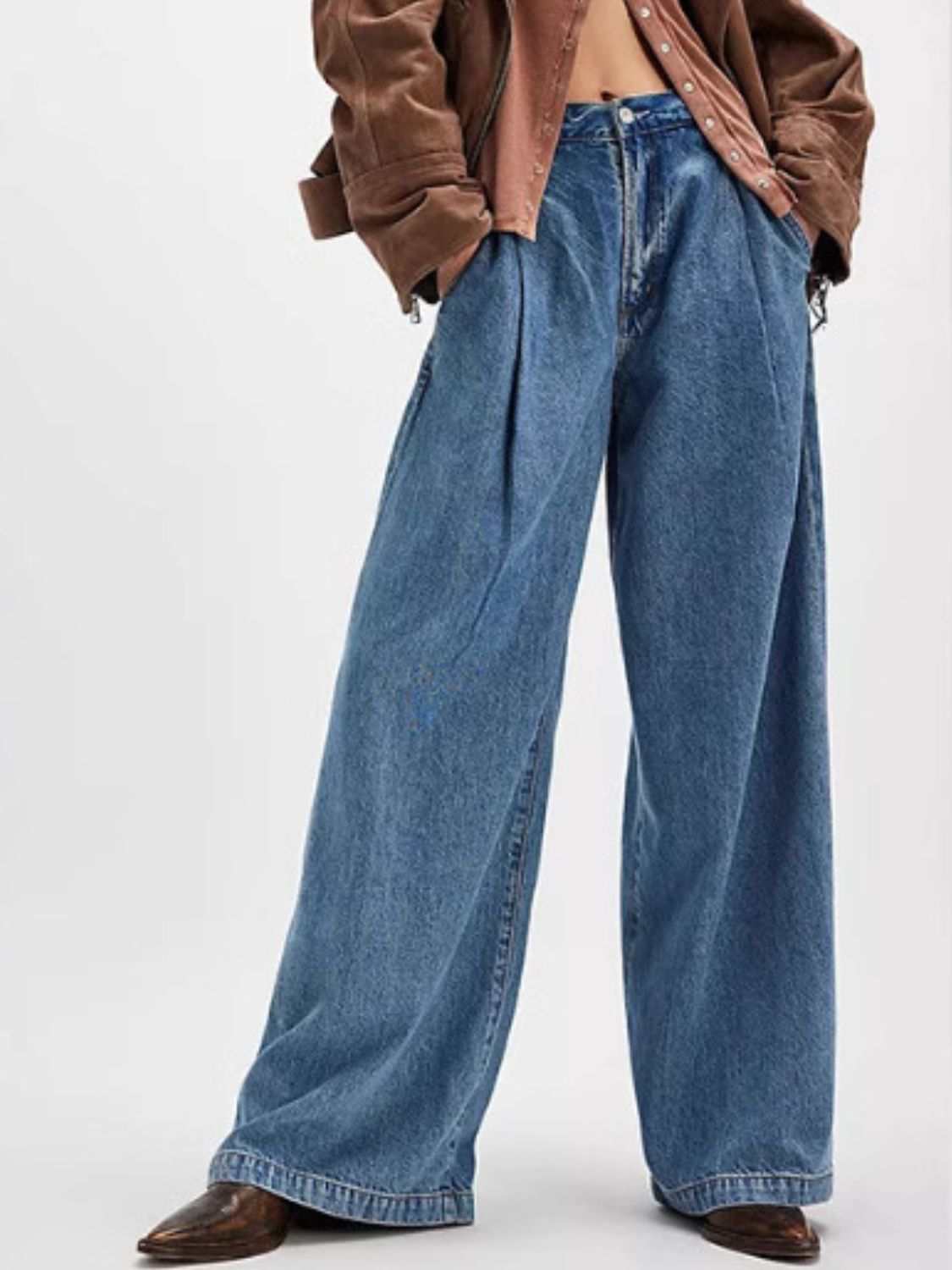 Wide leg jeans with button and pockets.
