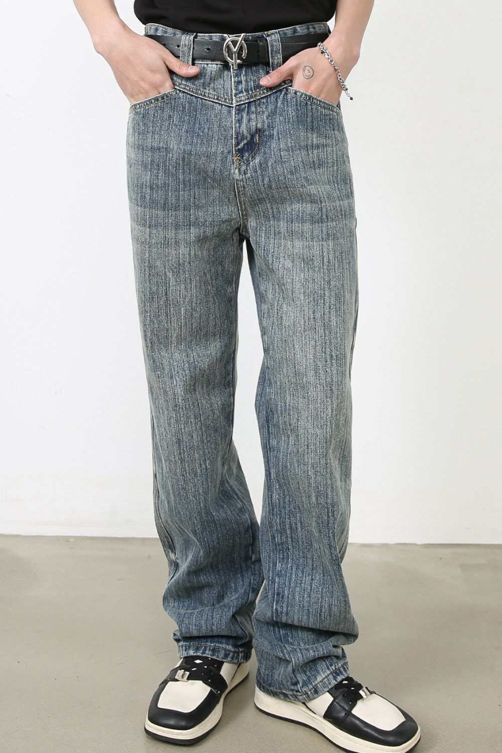 Men's baggy jeans with pockets, non-stretch denim, 90% cotton blend.