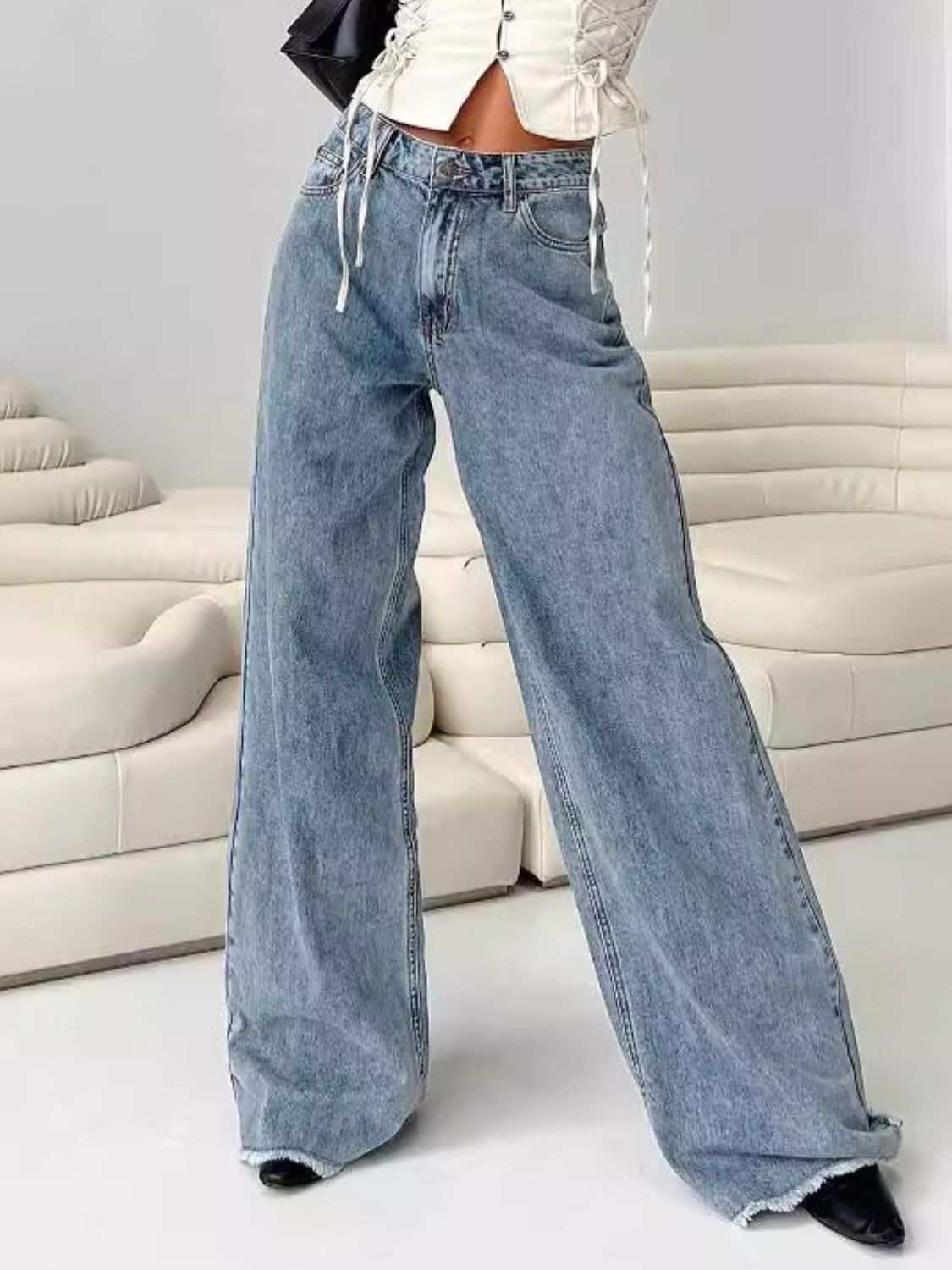 Wide leg jeans with pockets made of 65% cotton and 35% polyester.