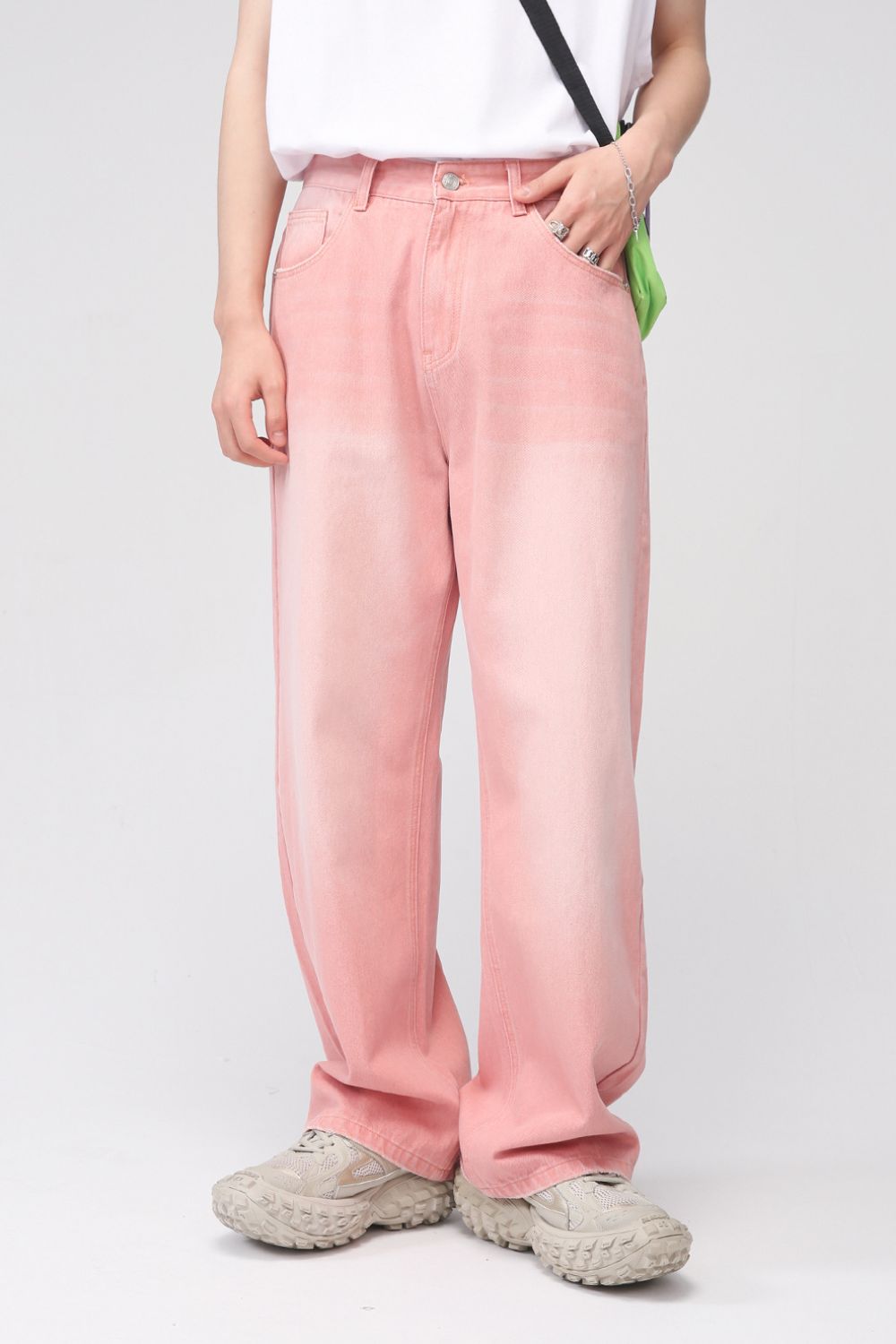 Pocketed baggy jeans in pink, no stretch, basic style, cotton blend.