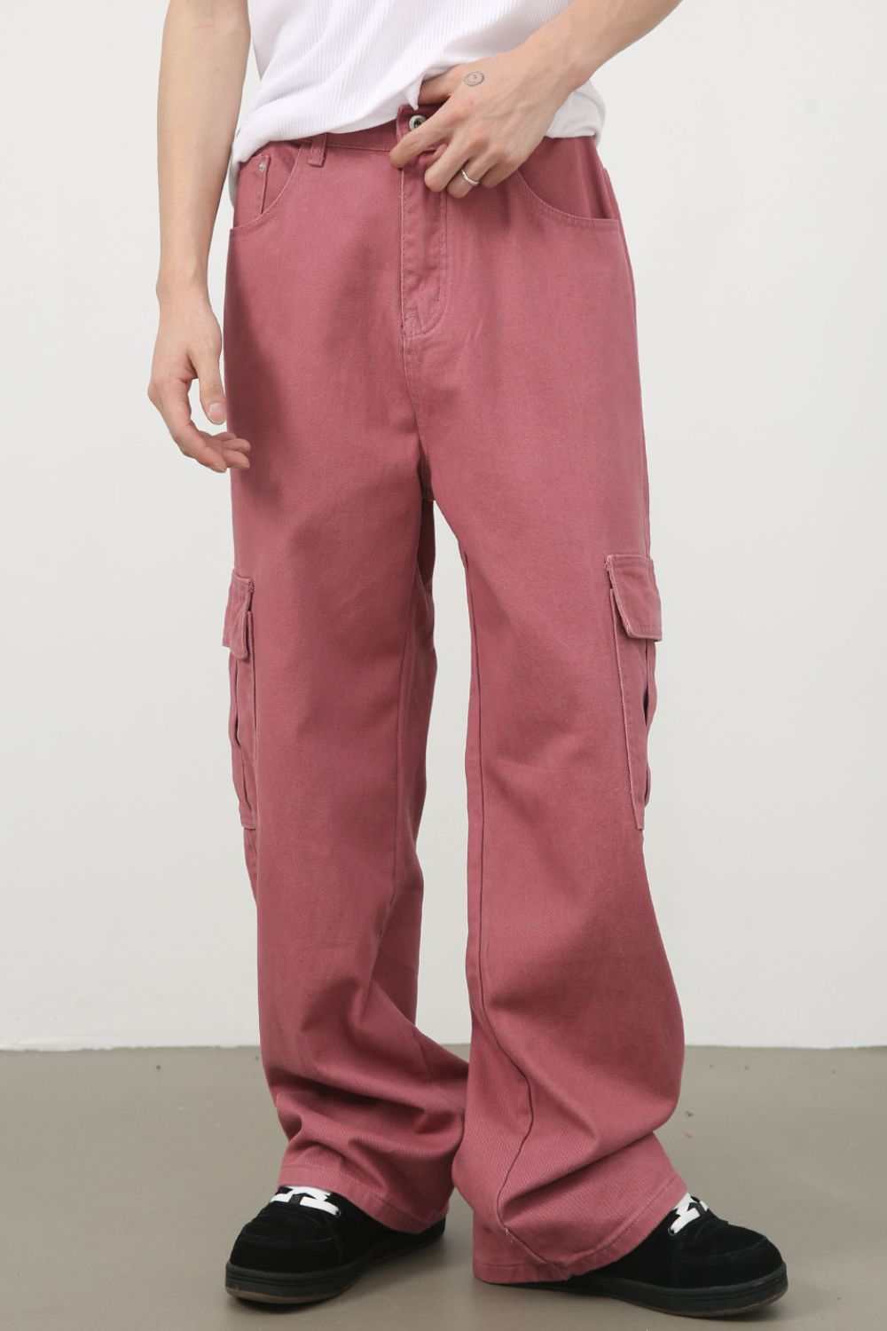 Men's mid rise pink cargo jeans with basic style and pockets.