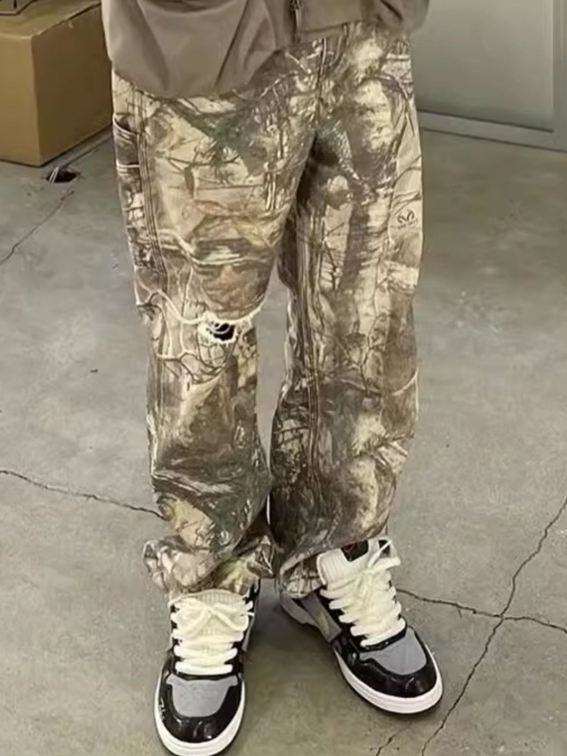 Men's twig camouflage cargo jeans with basic style and no stretch.