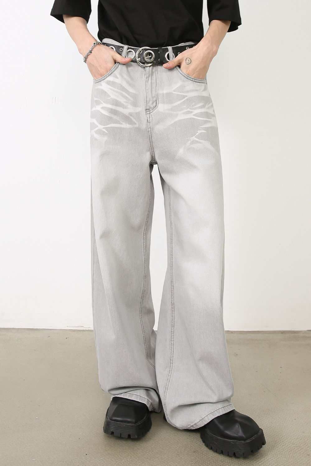Men's loose fit jeans in light gray, basic style without stretch.