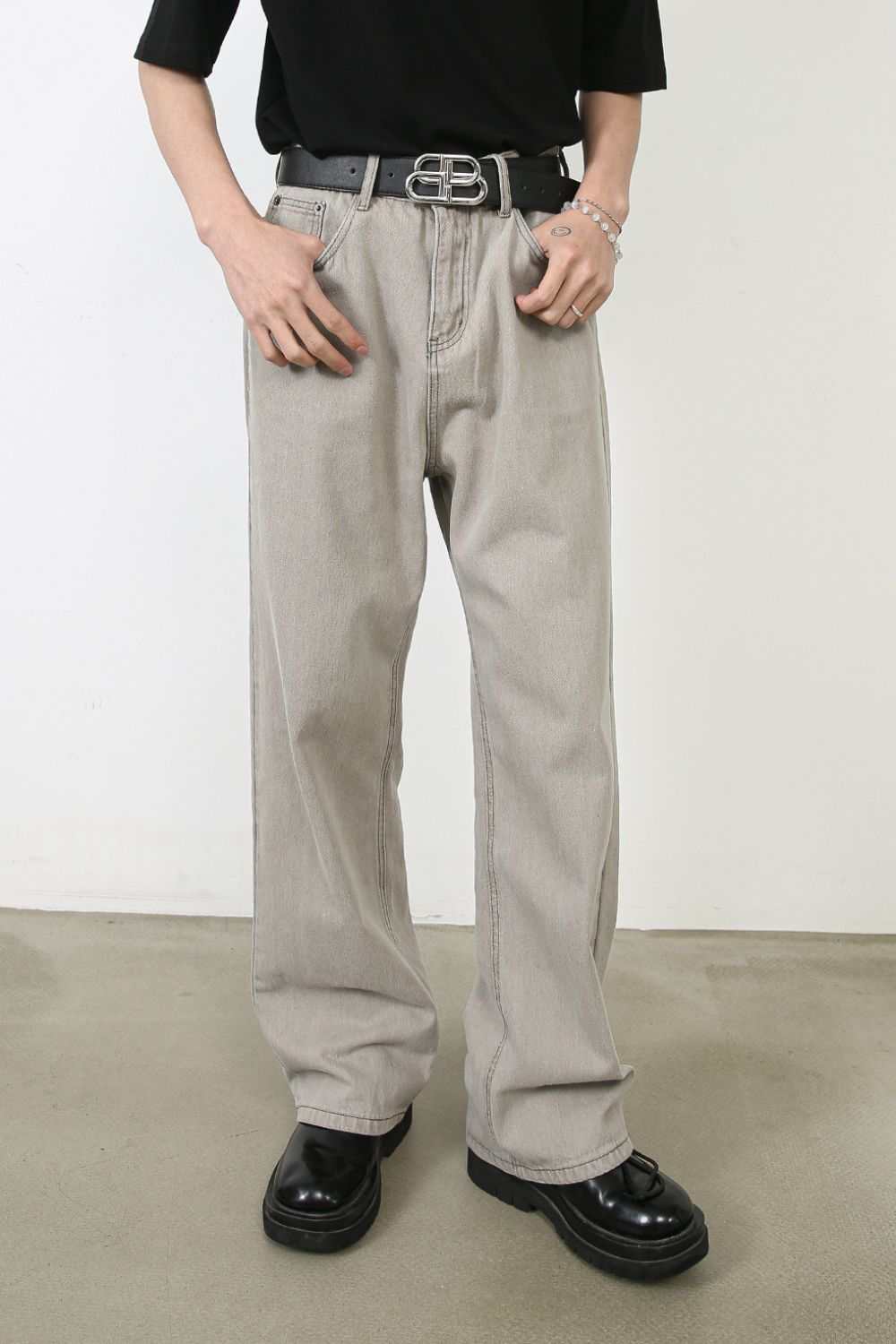 Men's loose fit jeans in basic style, no stretch, made of cotton, viscose, polyester.