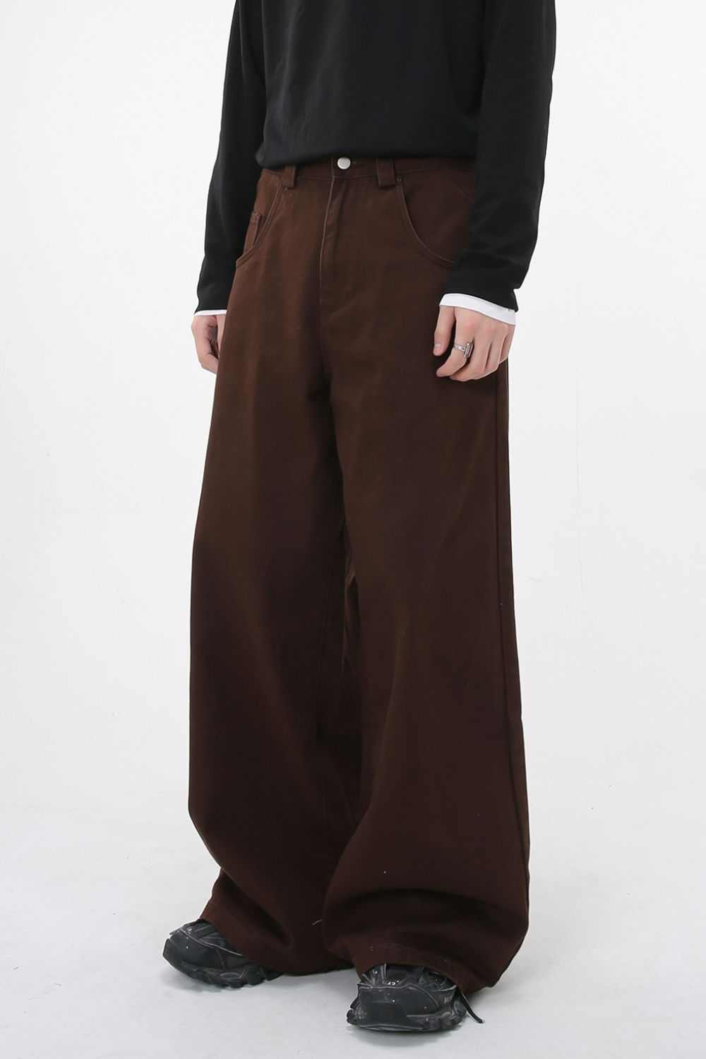 Wide leg jeans with pockets in brown, made of 98% cotton and 2% viscose, featuring a basic style and no stretch.