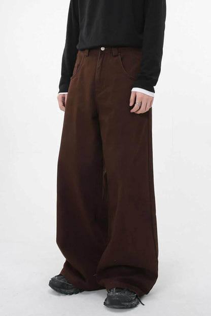 Wide leg jeans with pockets in brown, made of 98% cotton and 2% viscose, featuring a basic style and no stretch.
