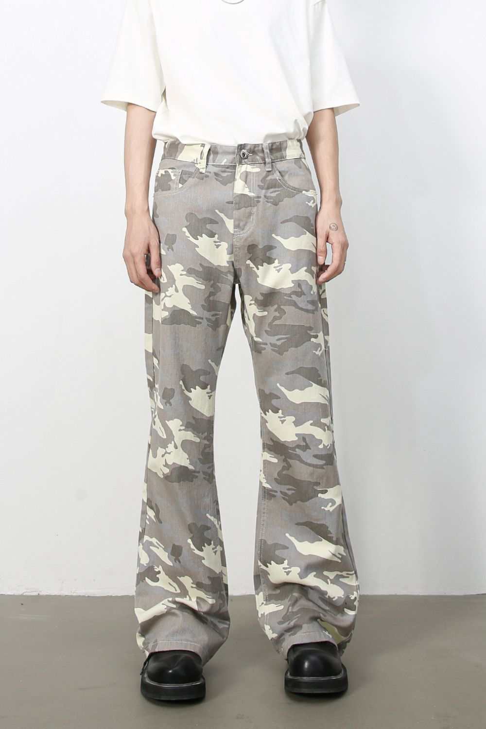 Men's camouflage jeans with pockets, no stretch, 100% cotton.