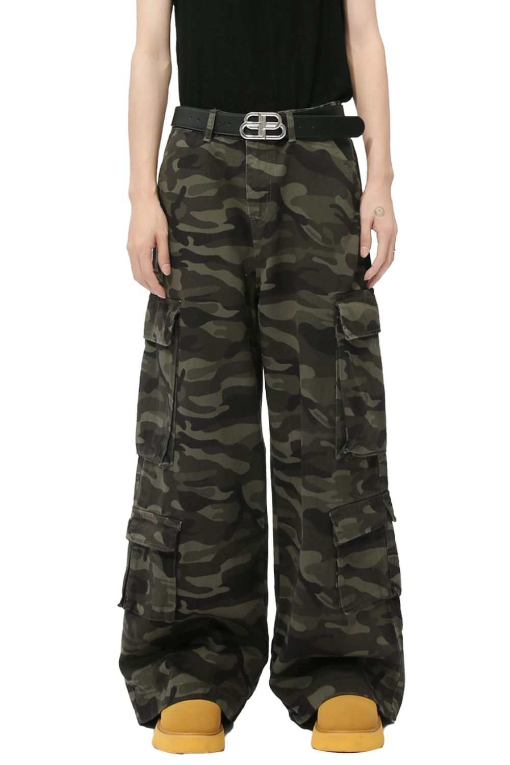 Camouflage jeans with cargo pockets, basic style, no stretch, cotton and viscose blend.