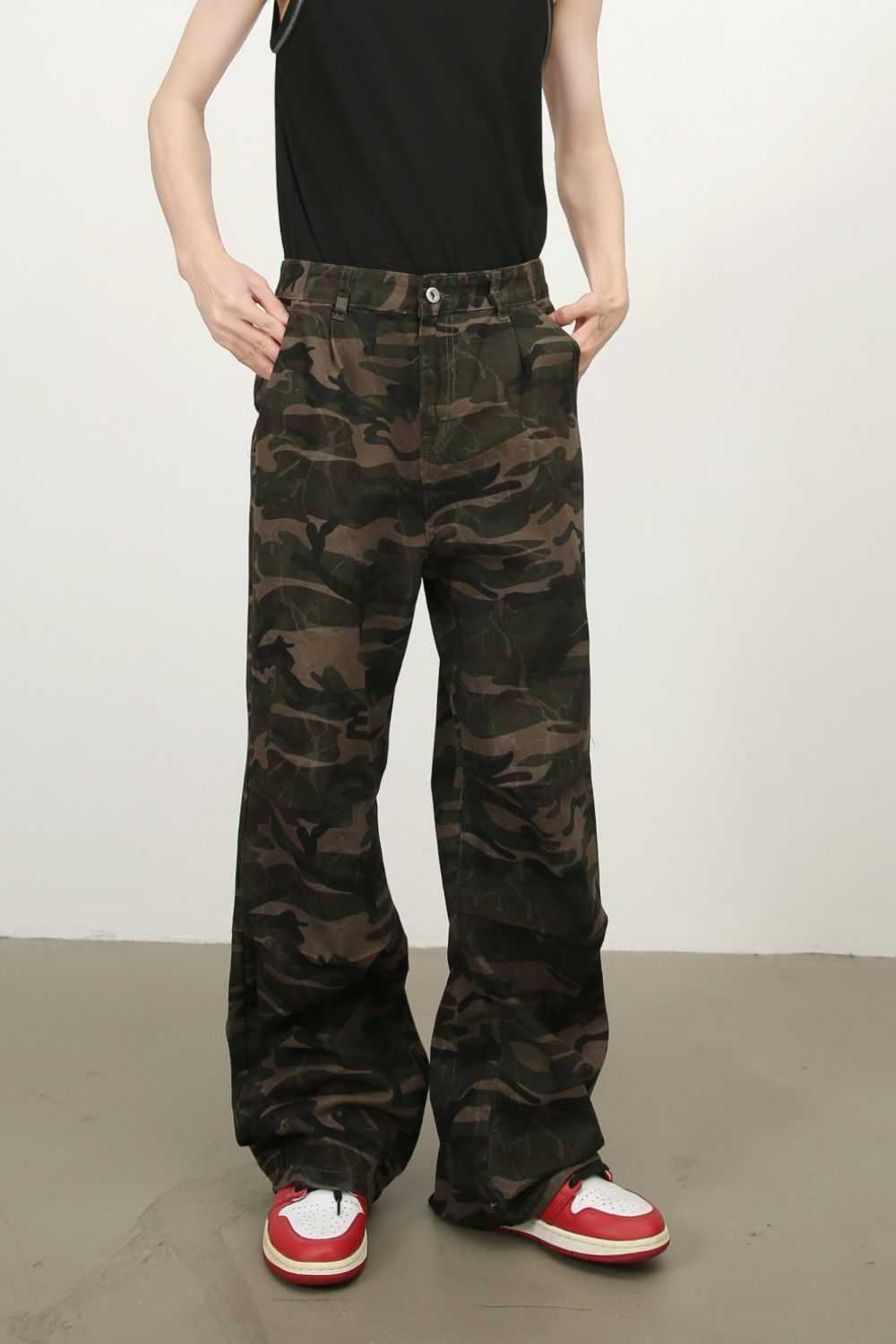 Men's camouflage jeans with pockets, 100% cotton, no stretch.