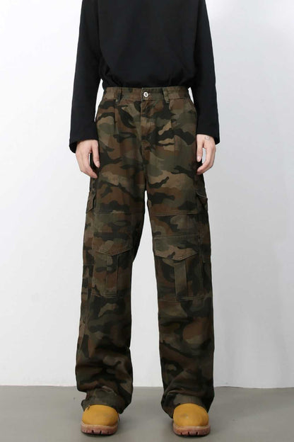 Men's camouflage loose fit jeans with basic pocketed style.
