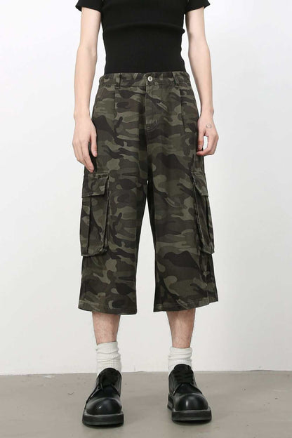 Men's camouflage denim cargo shorts, basic style, buttoned pockets, 100% cotton.