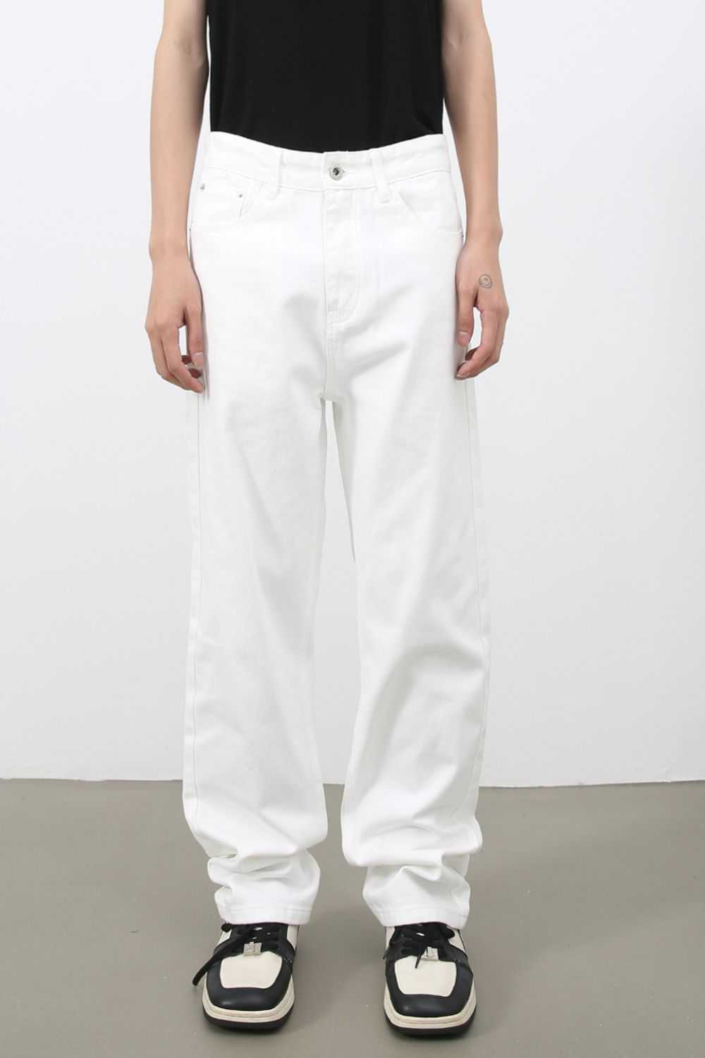 Men's mid rise jeans with pockets in white, basic style, 100% cotton.