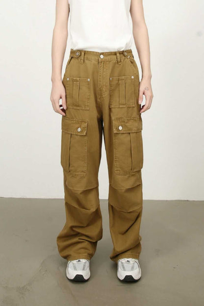 Men's mid rise cargo jeans in brown, featuring multiple pockets, no stretch, made of 100% cotton.