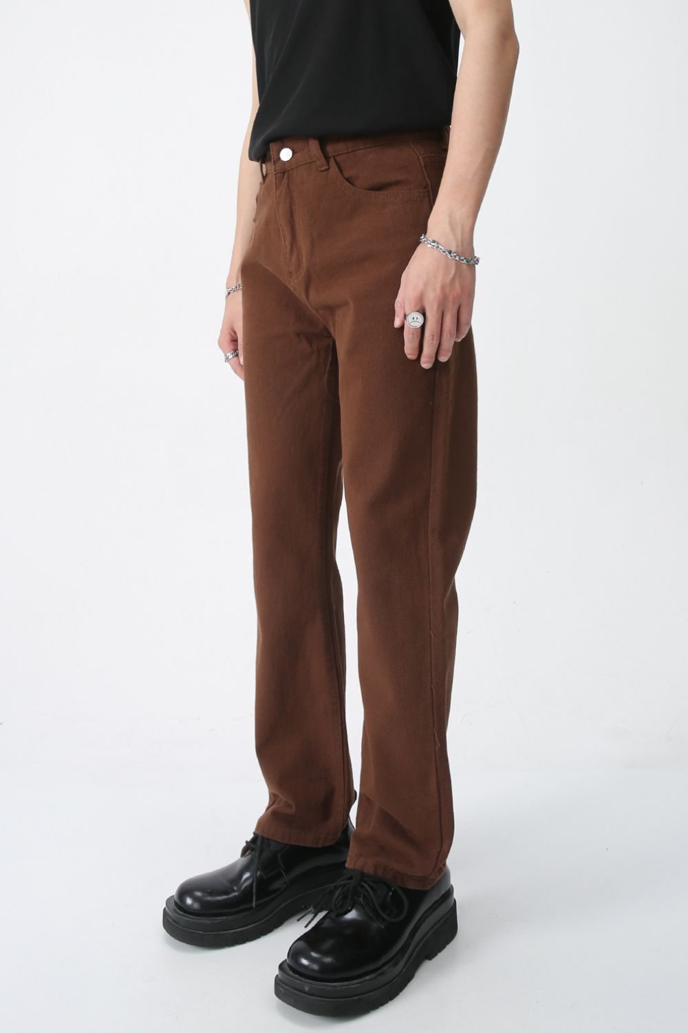 Mid rise jeans with pockets in brown, basic style, no stretch, cotton blend.