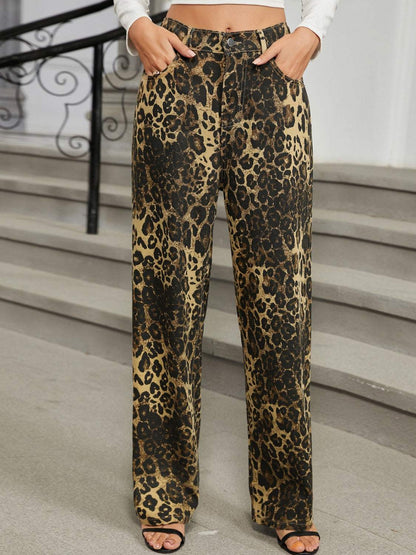Leopard print jeans with pockets and button detail, no stretch, made of rayon and polyester.