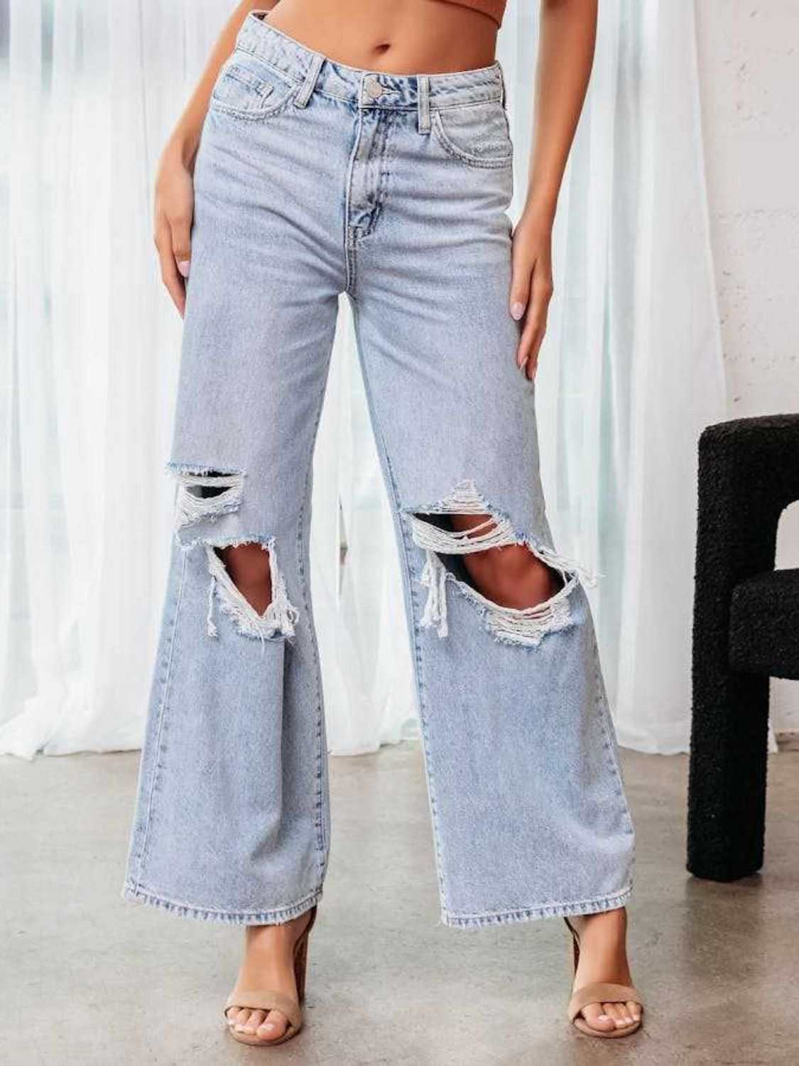 Distressed wide leg jeans with pockets and rips, made of cotton and polyester.
