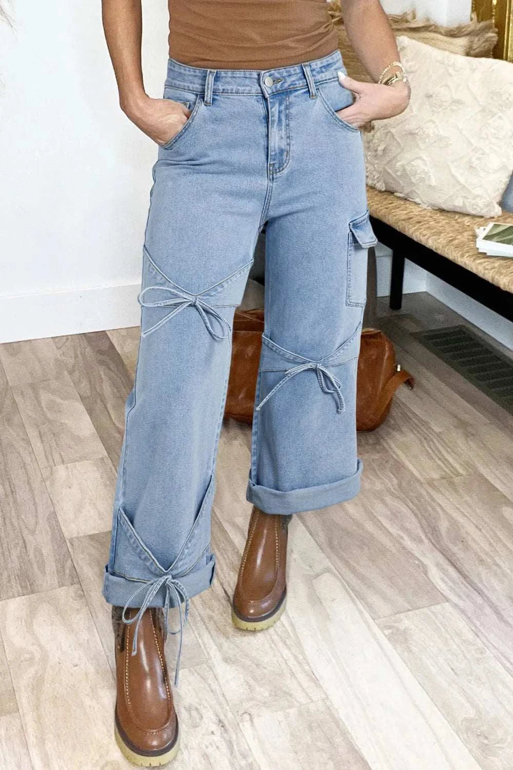Bowknot Decor Cargo Jeans with pockets, no stretch, made of cotton blend.