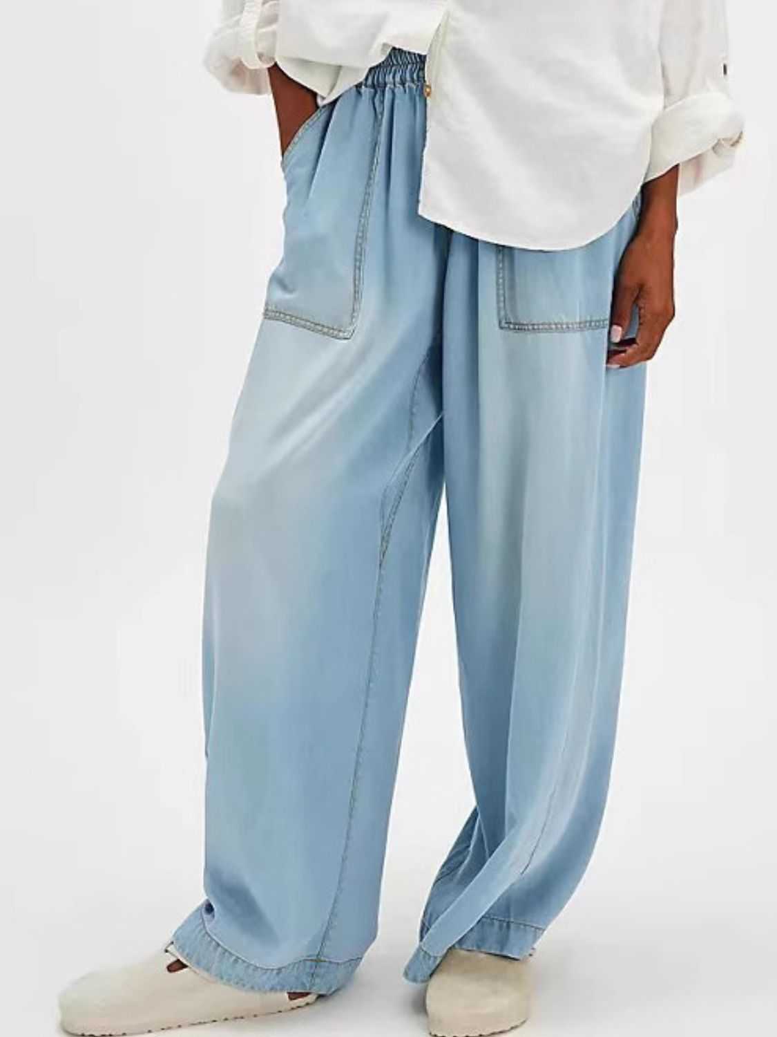 Wide leg jeans with buttoned pockets, no stretch, made of cotton and polyester.