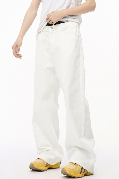 Wide leg jeans with pockets in white, made of 98% cotton and 2% viscose, no stretch.