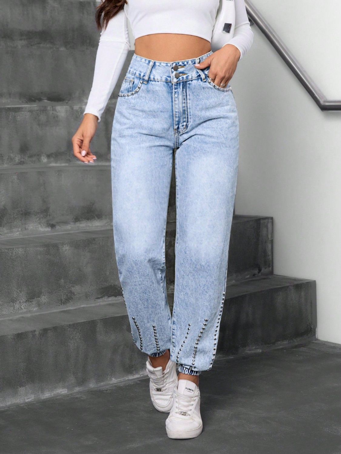 Studded high waist jeans with button closure and pockets, made of cotton and polyester.