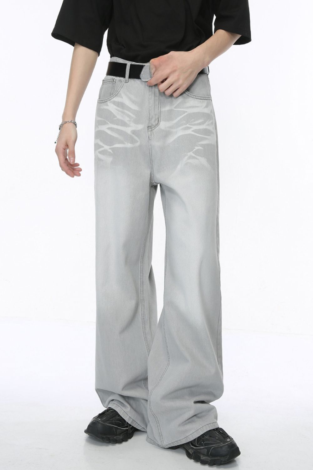 Washed cat whisker straight-leg jeans, slightly stretchy, basic style.