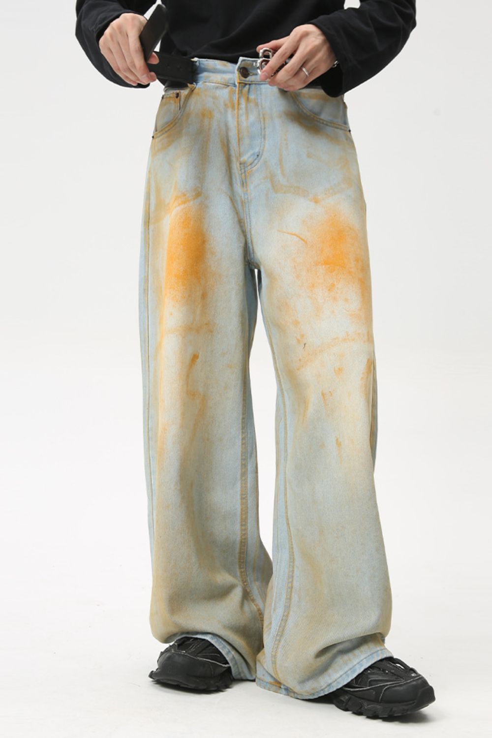 Wide leg jeans in light denim with soil stain print, basic style, no stretch, composition: 46% cotton, 38.3% polyester, 15.7% viscose.