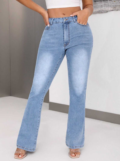 Bootcut jeans with pockets, buttoned and highly stretchy, made of 85% cotton and 15% polyester.