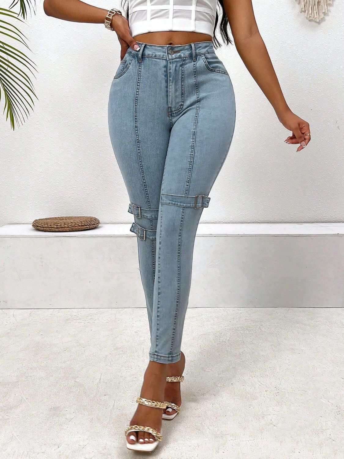 Decorative buckle skinny jeans with pockets, buttoned and highly stretchy.
