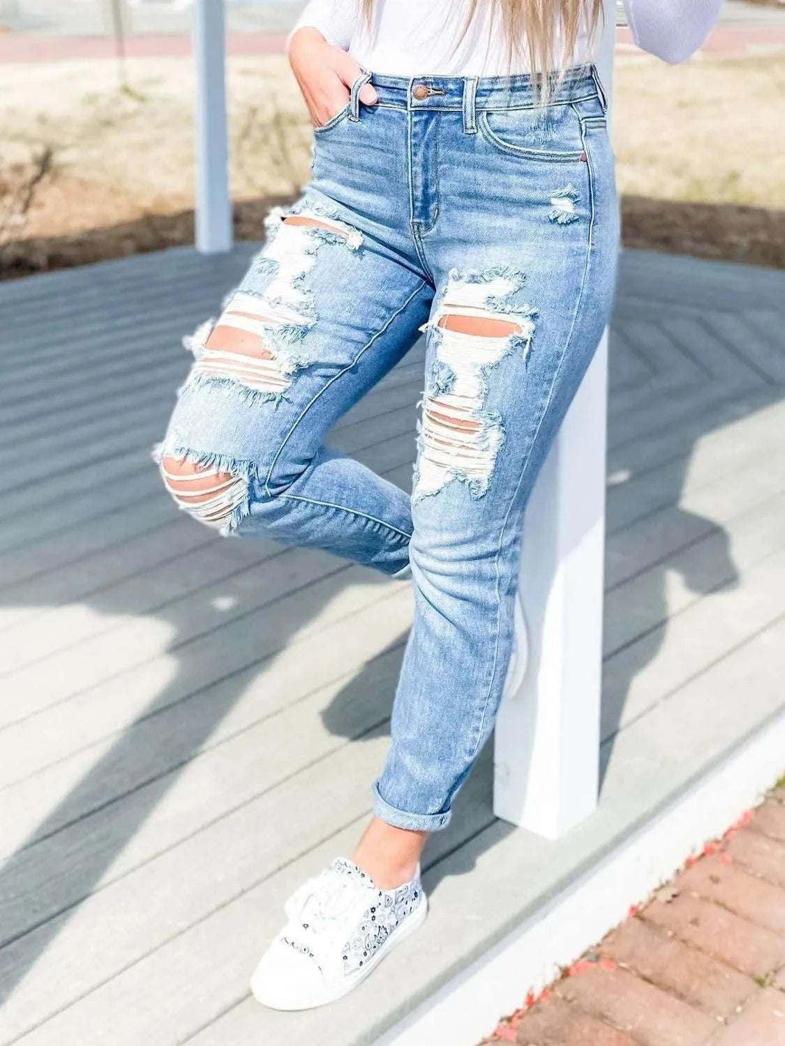 Distressed skinny jeans with pockets, cotton-polyester blend.