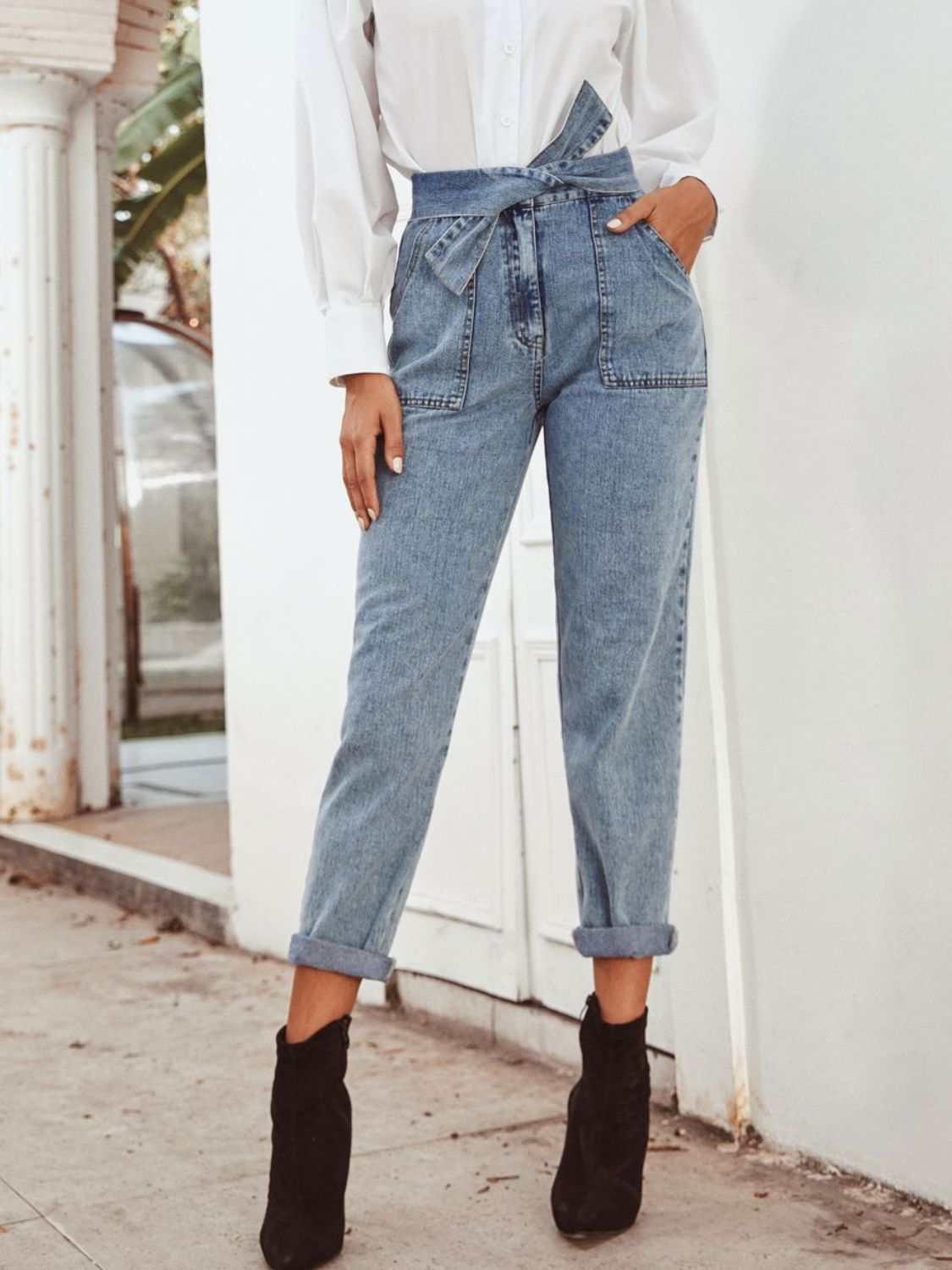 Tied straight leg jeans with pockets, slightly stretchy denim, casual style.